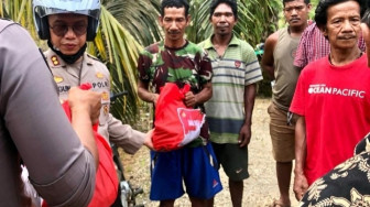 Suku Anak Dalam Senang Terima Sembako dari Polisi